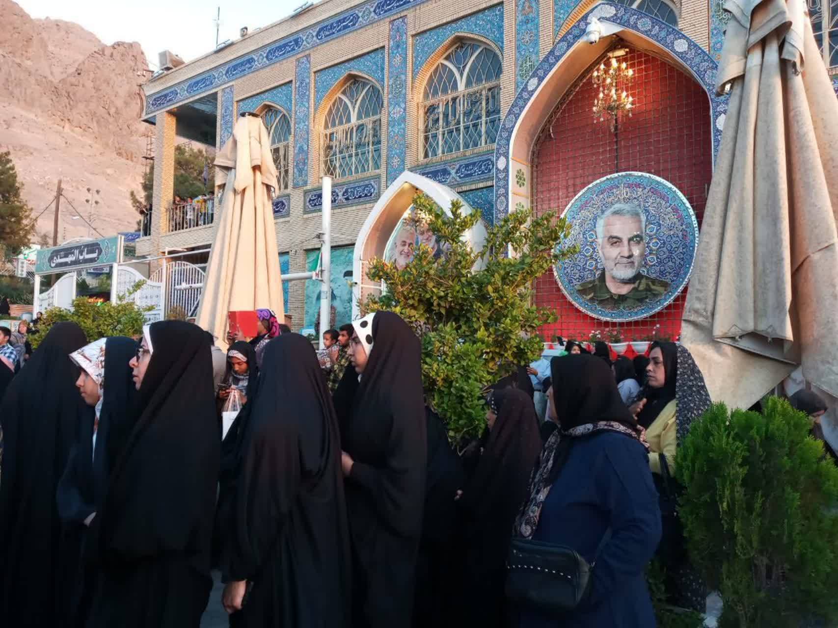 عطرافشانی گلزار شهدای بین المللی کرمان به روایت تصویر