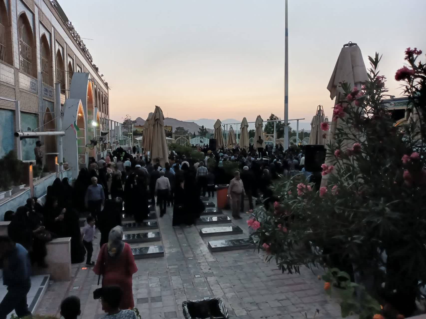 عطرافشانی گلزار شهدای بین المللی کرمان به روایت تصویر