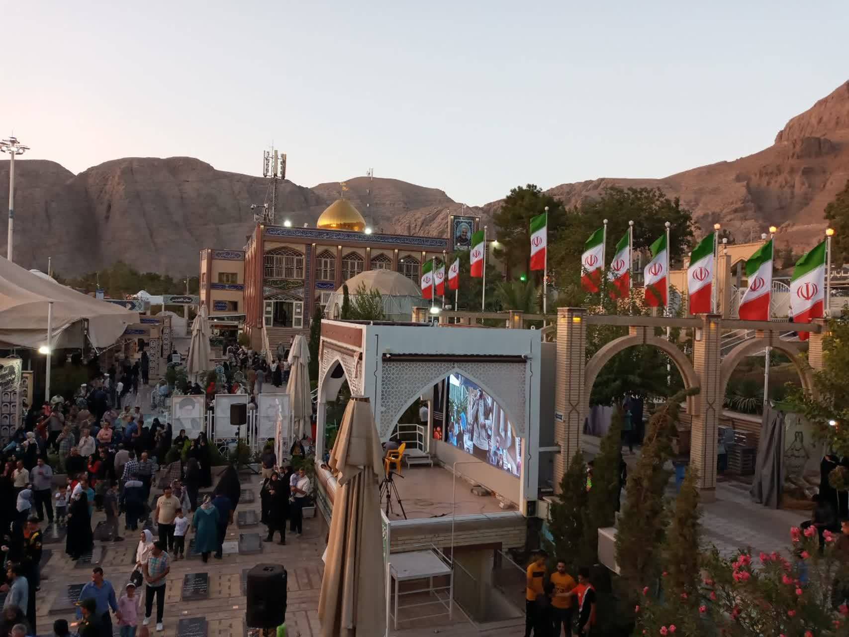 عطرافشانی گلزار شهدای بین المللی کرمان به روایت تصویر