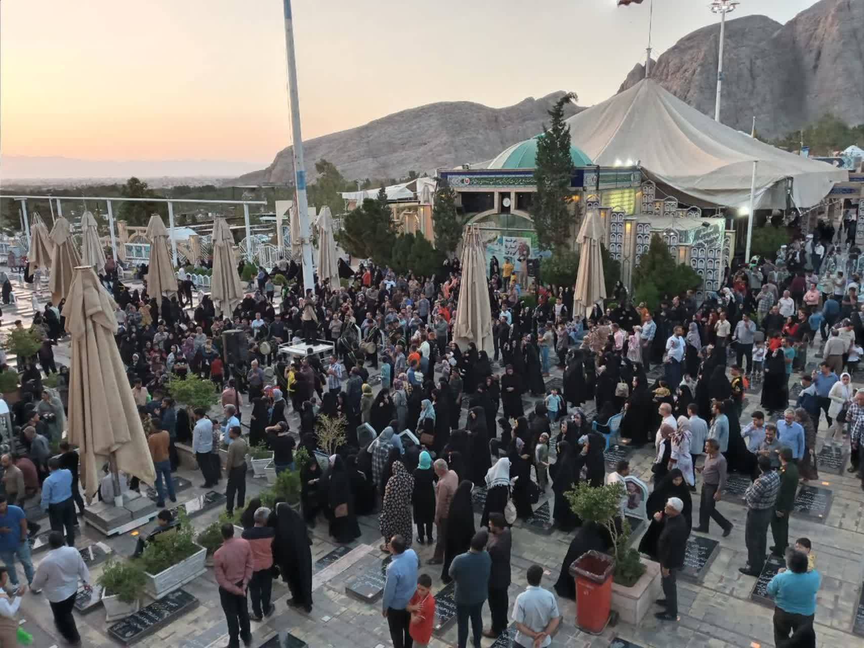 عطرافشانی گلزار شهدای بین المللی کرمان به روایت تصویر