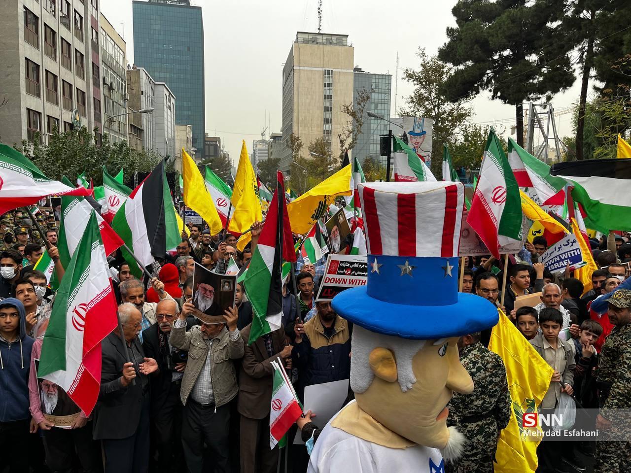 مراسم یوم‌الله ۱۳ آبان در تهران آغاز شد