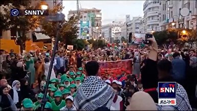 راهپیمایی کودکان مراکشی در شهر طنجه به نشانه همبستگی با کودکان غزه و محکومیت جنایات اشغالگران اسرائیلی علیه آنان