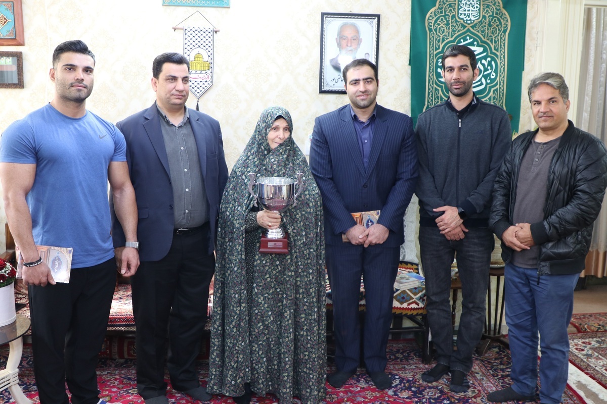 اهدای کاپ قهرمانی پرورش اندام ایران در جهان به مادر شهیدان خالقی پور