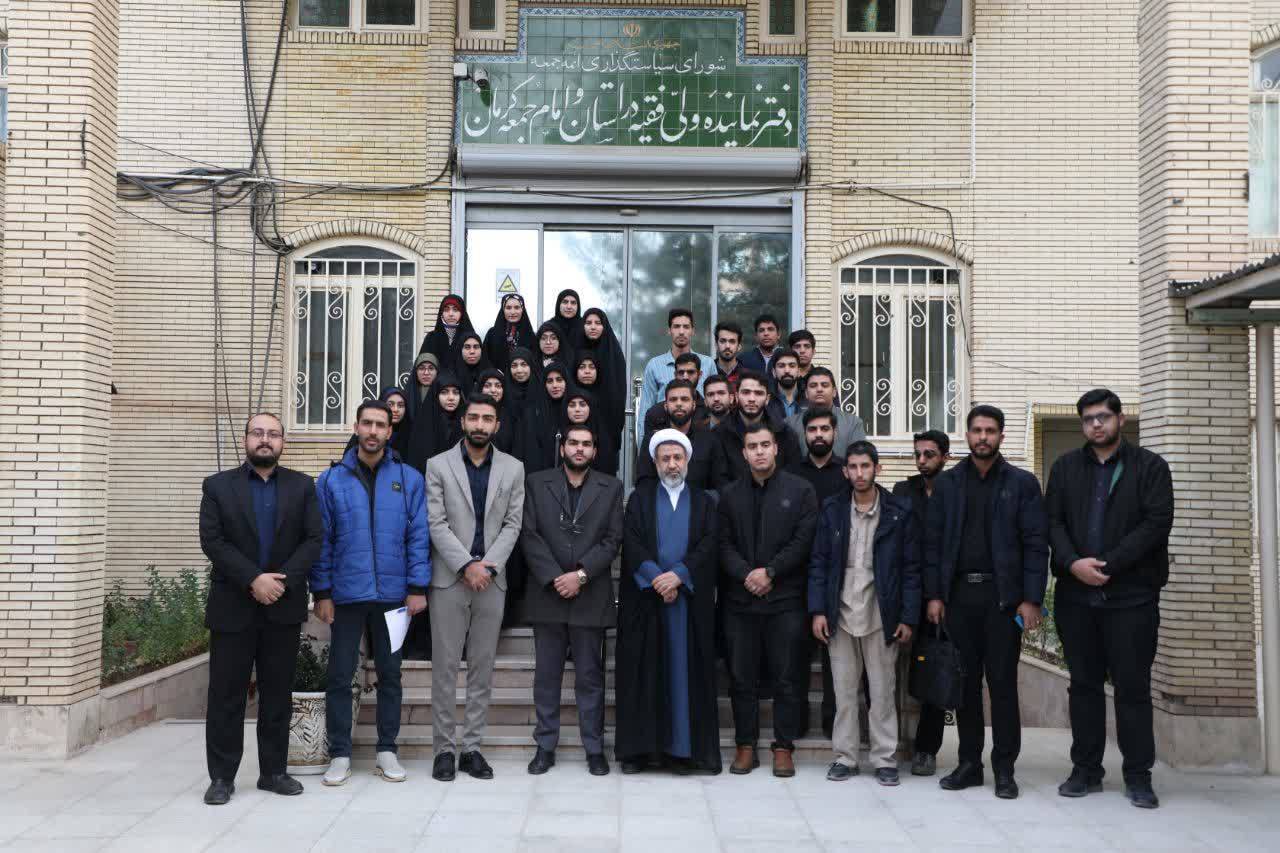 گزارش تصویری دیدار دانشجویان دانشگاه‌ها با امام جمعه کرمان