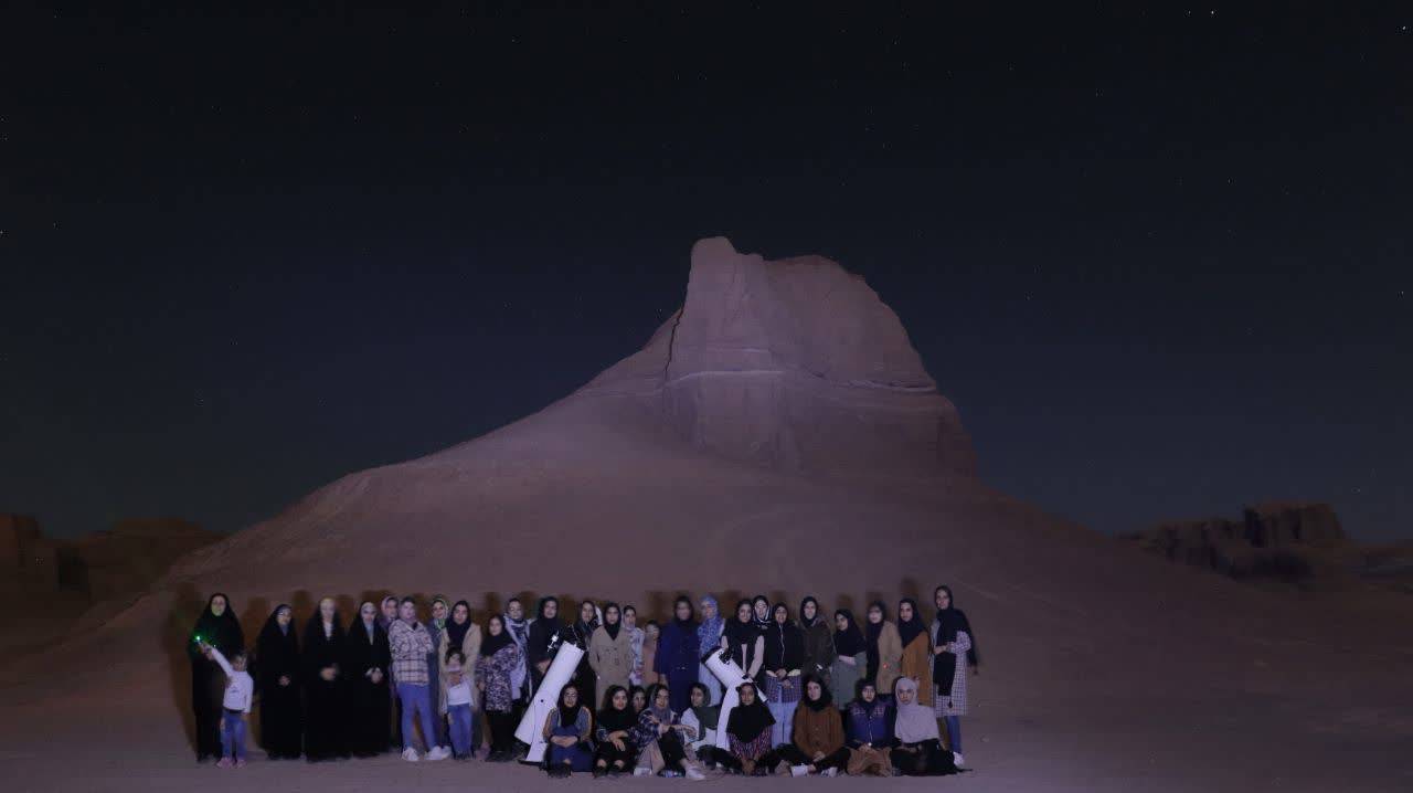 دانشجویان دانشگاه علوم پزشکی کرمان، آسمان پرستاره کویر را به نظاره نشستند/عکس یادگاری با کلوت‌ها
