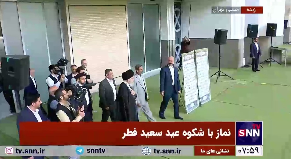 ورود رهبر انقلاب جهت اقامه نماز عید سعید فطر با حضور اقشار مختلف مردم در مصلی امام خمینی (ره)