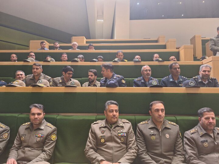 جمعی از فرماندهان ارتش در صحن مجلس حاضر شدند