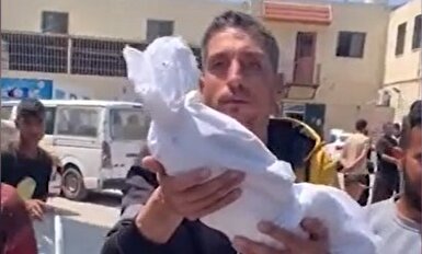 وداع دردناک پدری با نوزاد چند ماهه اش  که در حملات جنایتکارانه رژیم کودک کش صهیونیستی به شهادت رسیده است