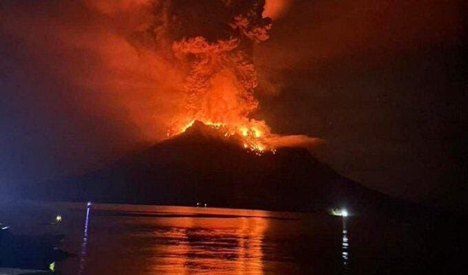 فوران آتش‌فشان در اندونزی / 11 هزار نفر باید تخلیه شوند