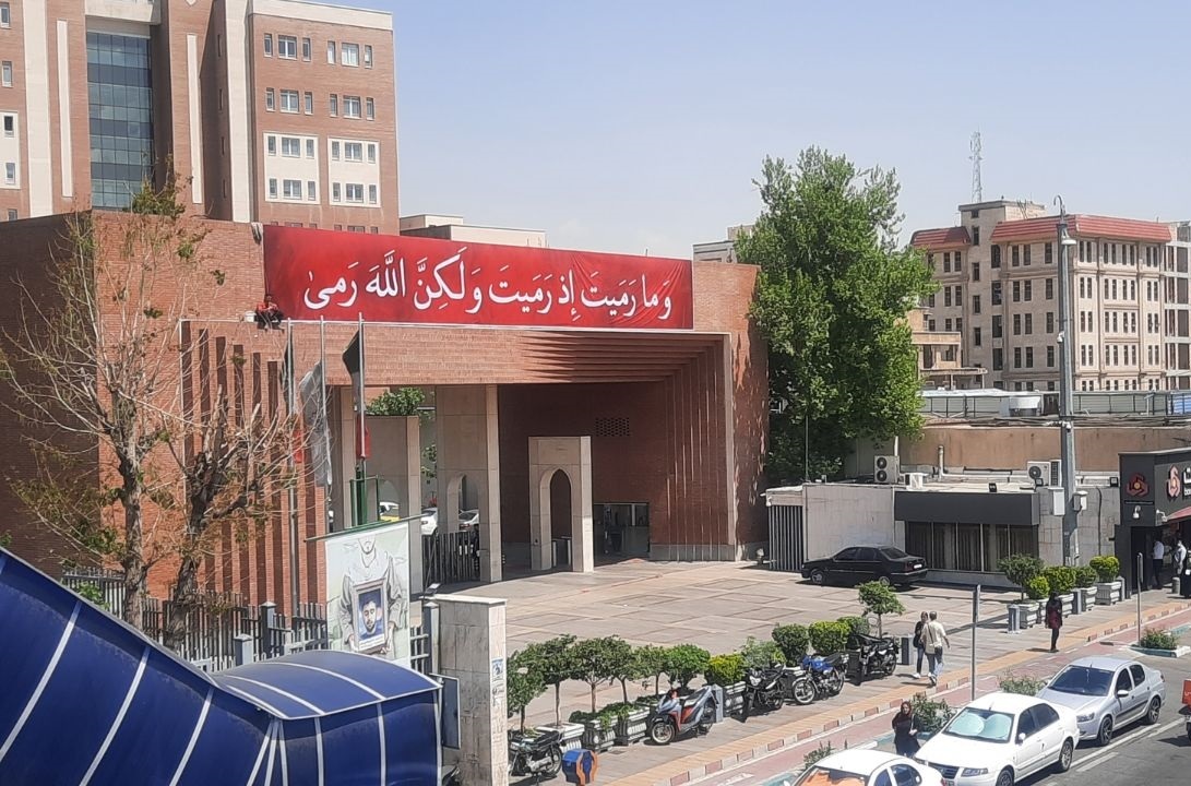 «به پایان ماجرا نزدیک می‌شوید!» / نصب پارچه نوشت مقابل دانشگاه‌های بزرگ تهران +تصاویر