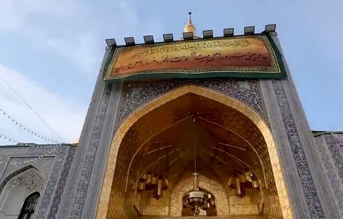 آذین‌بندی و نصب کتیبه در حرم مطهر امام هشتم (ع) به مناسبت جشن ولادت بانوی دو عالم حضرت زهرا (س)