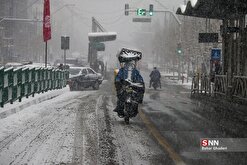 بارش برف در شمال غرب تهران؛ موتورسواران در نقاط برفی تردد نکنند