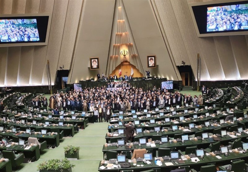 نامه 122 نماینده مجلس به رئیس جمهور برای کنترل بازار ارز / هدف کمک به دولت است