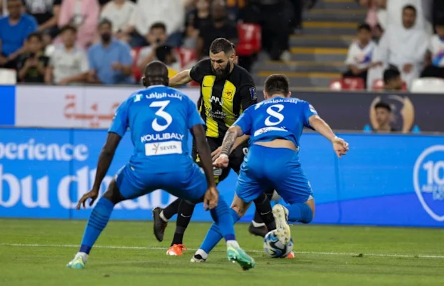 بنزما رویای ۳ گانه الهلال را بر باد داد / کریم بنزما باعث صعود الاتحاد