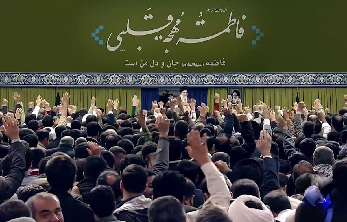 ورود حضرت آیت‌الله خامنه‌ای به حسینیه امام خمینی (ره) و آغاز دیدار هزاران نفر از مداحان و شاعران اهل بیت‌علیهم‌السلام به مناسبت ولادت حضرت زهرا سلام‌الله‌علی‌ها