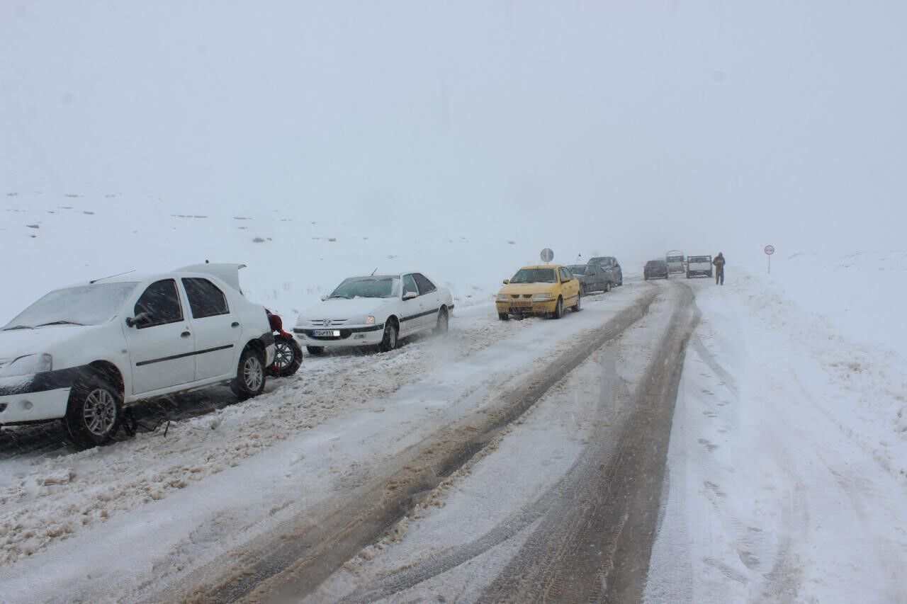 بارش برف و باران در جاده‌های 18 استان / ترافیک سنگین در چالوس