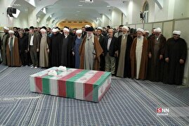 اقامه نماز رهبر انقلاب اسلامی بر پیکر شهیدان حجج‌اسلام رازینی و مقیسه