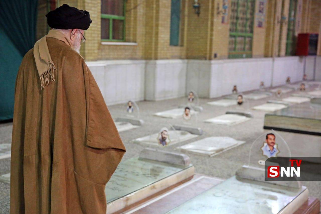 ببینید| لحظاتی از حضور صبح امروز رهبر انقلاب در مزار شهدای انقلاب اسلامی و گلزار شهدای بهشت زهرا سلام‌الله‌علی‌ها