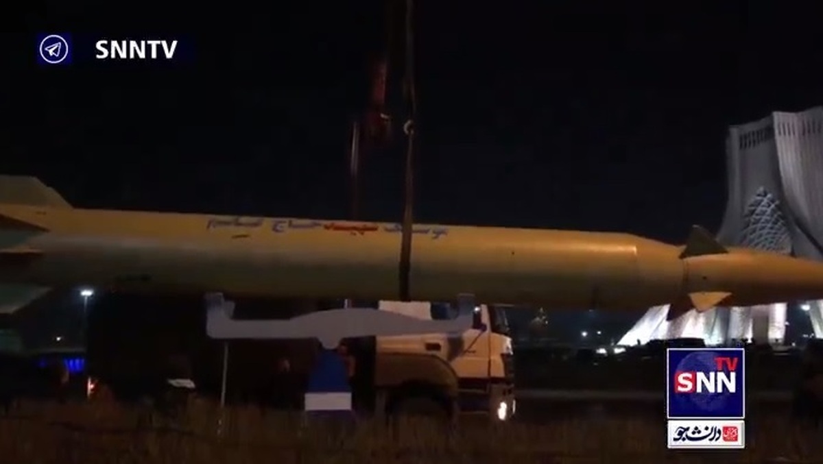 ایگذاری ماکت موشک حاج قاسم سلیمانی در نزدیکی میدان آزادی برای جشن چهل و ششمین فجر انقلاب اسلامی