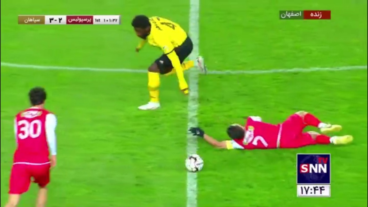 کامارا با دریافت کارت زرد دوم از زمین بازی اخراج شد