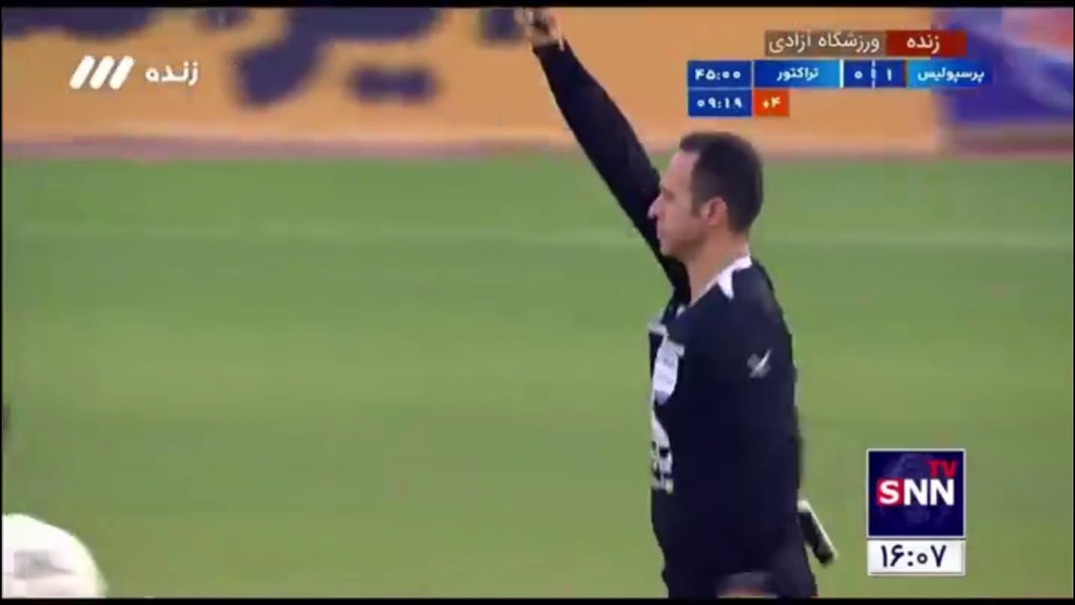 اخراج محمد خدابنده لو؛ خطای بازیکن پرسپولیس روی ریکاردو آلوز که پس از بازبینی VAR از زمین بازی اخراج شد