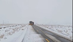 آغاز عملیات برف‌روبی و نمک‌پاشی در محور‌های روستایی اشتهارد با تلاش شبانه‌روزی راهداران