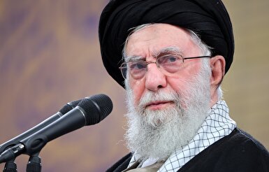 بعضی‌ها در داخل، همان مسئله‌ی مذاکره را مدام تشدید میکنند: «آقا! چرا جواب نمیدهید؟ چرا مذاکره نمیکنید؟ چرا نمی‌نشینید با آمریکا؟ خب بنشینید»