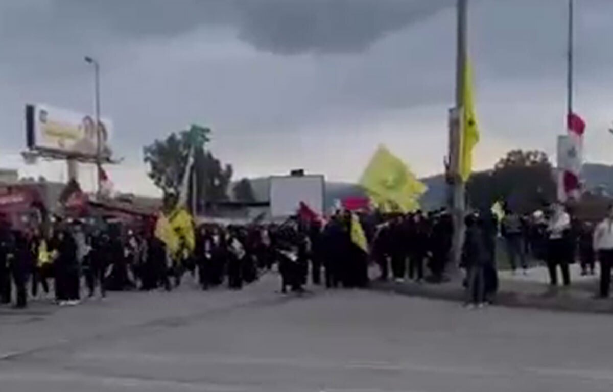 ازدحام و خیل عظیم جمعت و عزاداران سید‌الشهدای مقاومت در ورودی ورزشگاه کمیل شمعون در ساعات اولیه برگزاری مراسم تشییع شهدا