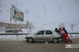 امدادرسانی نیروهای هلال احمر  به مسافران گرفتار در برف خراسان شمالی