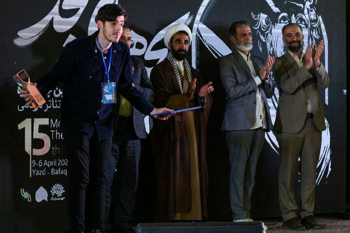 نشان ویژه سلحشور به نمایش «ایران» رسید / تقدیر از دو پیشکسوت تئاتر بچه‌های مسجد
