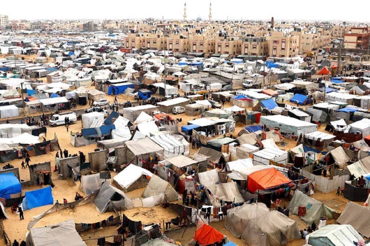 آنروا: 300 هزار فلسطینی از رفح آواره شدند / شهادت دو پزشک در نوار غزه