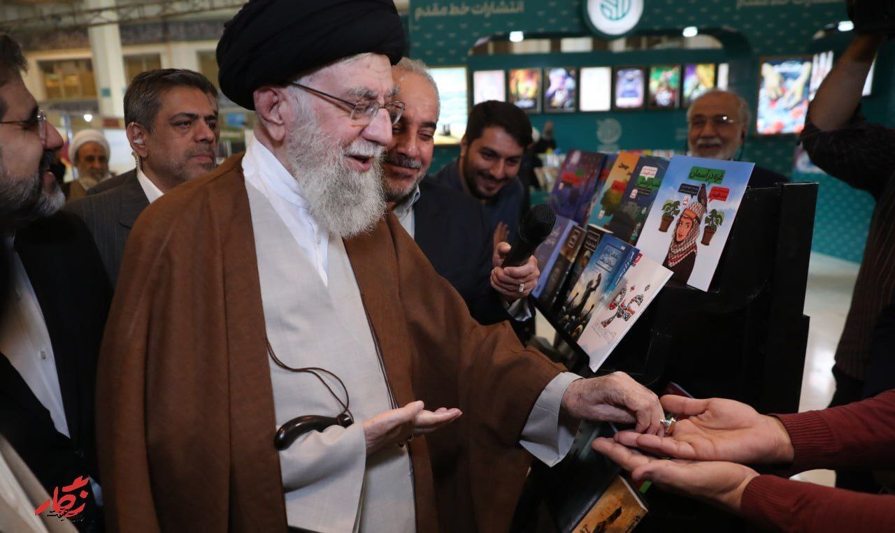 حاشیه‌های بازدید رهبر انقلاب از نمایشگاه بین‌المللی کتاب تهران + فیلم و عکس
