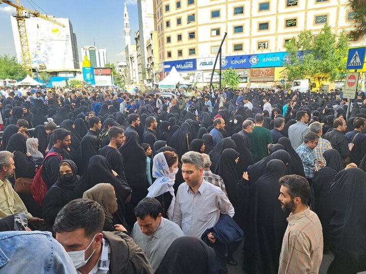 میدان ولیعصر تهران مملوء از جمعیت عزادار + فیلم