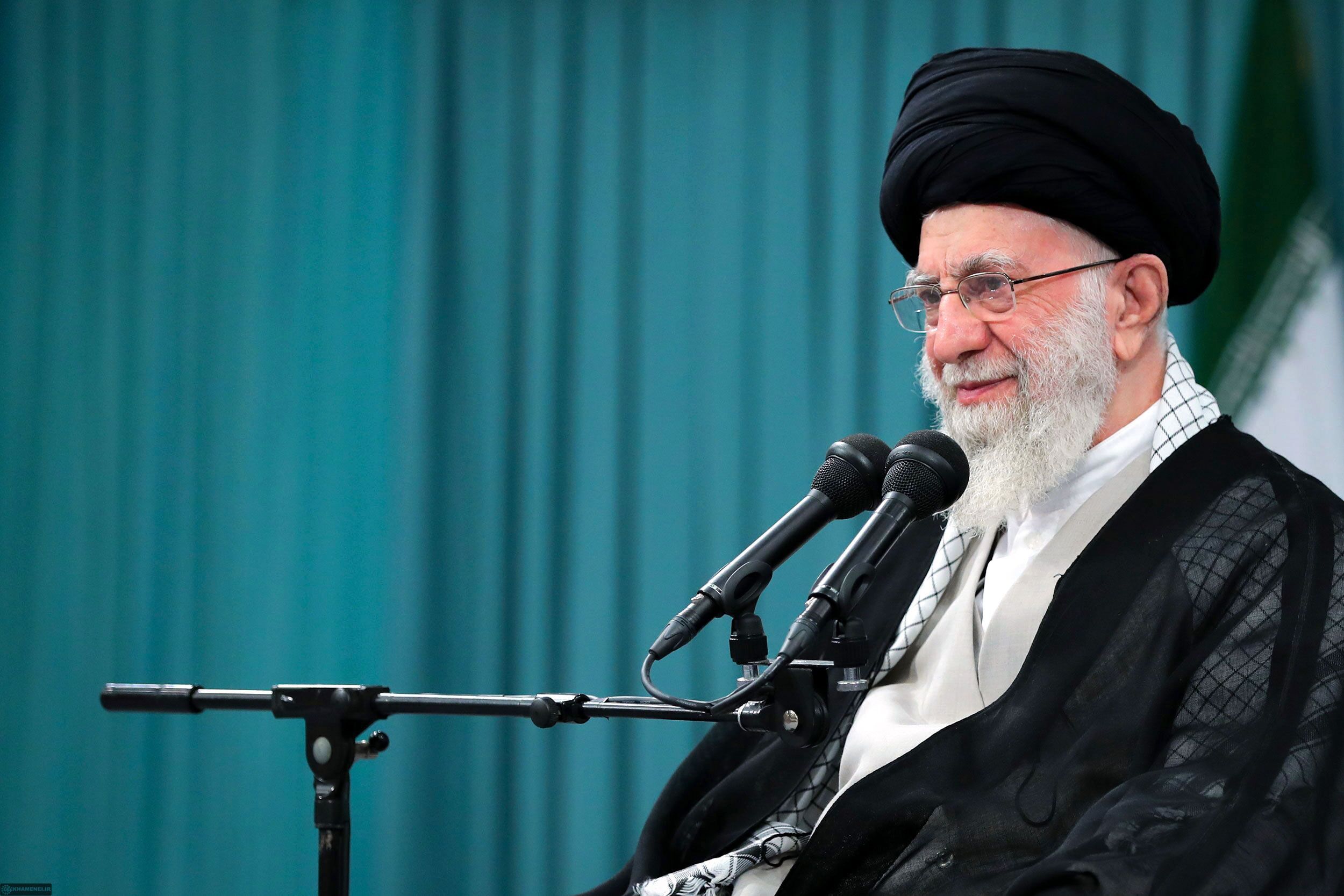 رهبرانقلاب: هدف از تحریم، در تنگنا گذاشتن ایران و تبعیت از خطوط استعماری و استکباری است / محال است ملت تسلیم شود