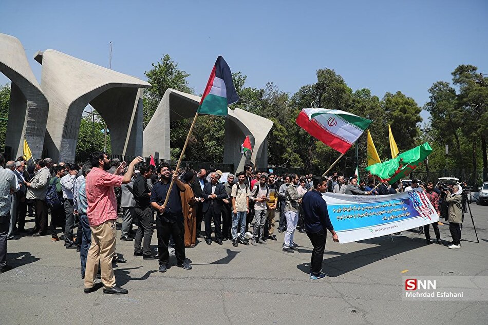 تجمع دانشگاهیان دانشگاه تهران درحمایت از خیزش دانشجویان در آمریکا