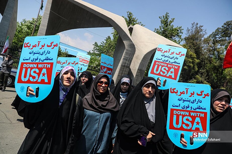 تجمع دانشگاهیان دانشگاه تهران درحمایت از خیزش دانشجویان در آمریکا