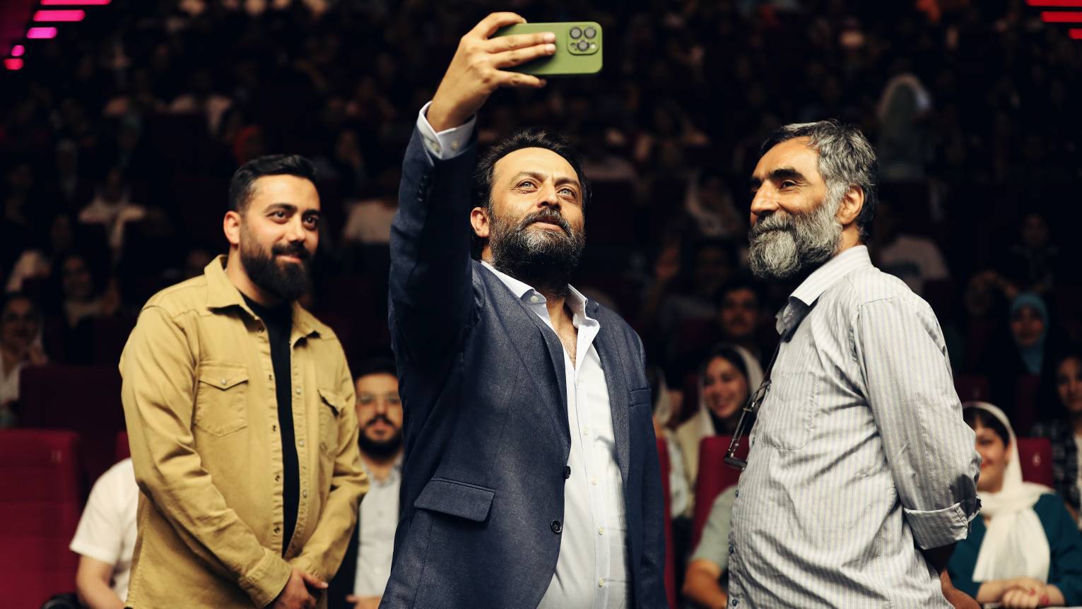 اکران افتتاحیه «عطرآلود» در شیراز برگزار شد / مصطفی زمانی: در فیلم ما با جنس دیگری از دوست داشتن مواجه می‌شوید