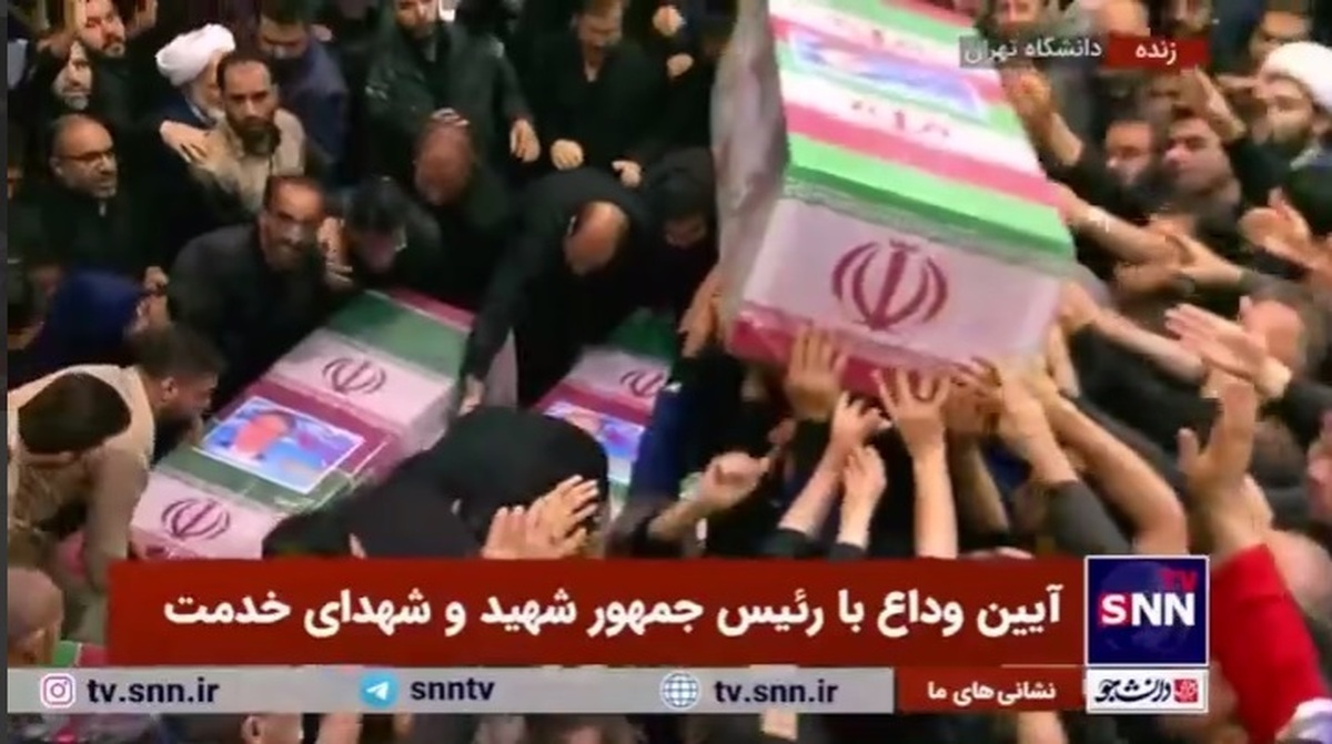 تابوت&zwnj;های حامل پیکر شهدای خدمت روی دوش مردم