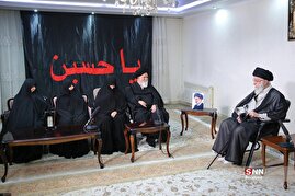 حضور رهبر انقلاب اسلامی در منزل رئیس جمهور شهید