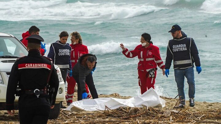 غرق شدن کشتی حامل مهاجران در جنوب ایتالیا با 71 قربانی و مفقودی