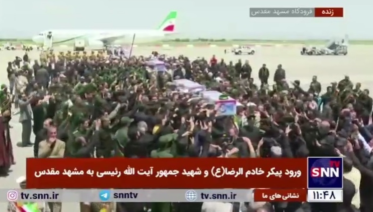 مردم برای استقبال پیکرهای مطهر به فرودگاه آمدند