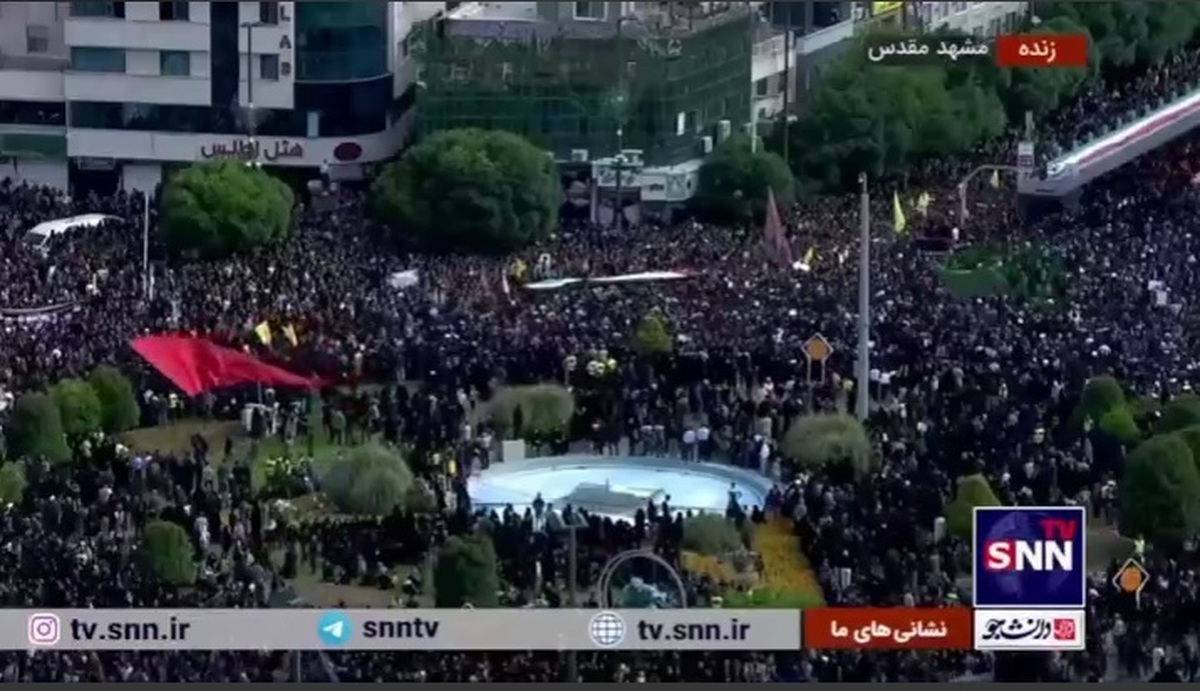 تشییع کنندگان حداقل یک ساعت دیگر به حرم رضوی می‌رسند