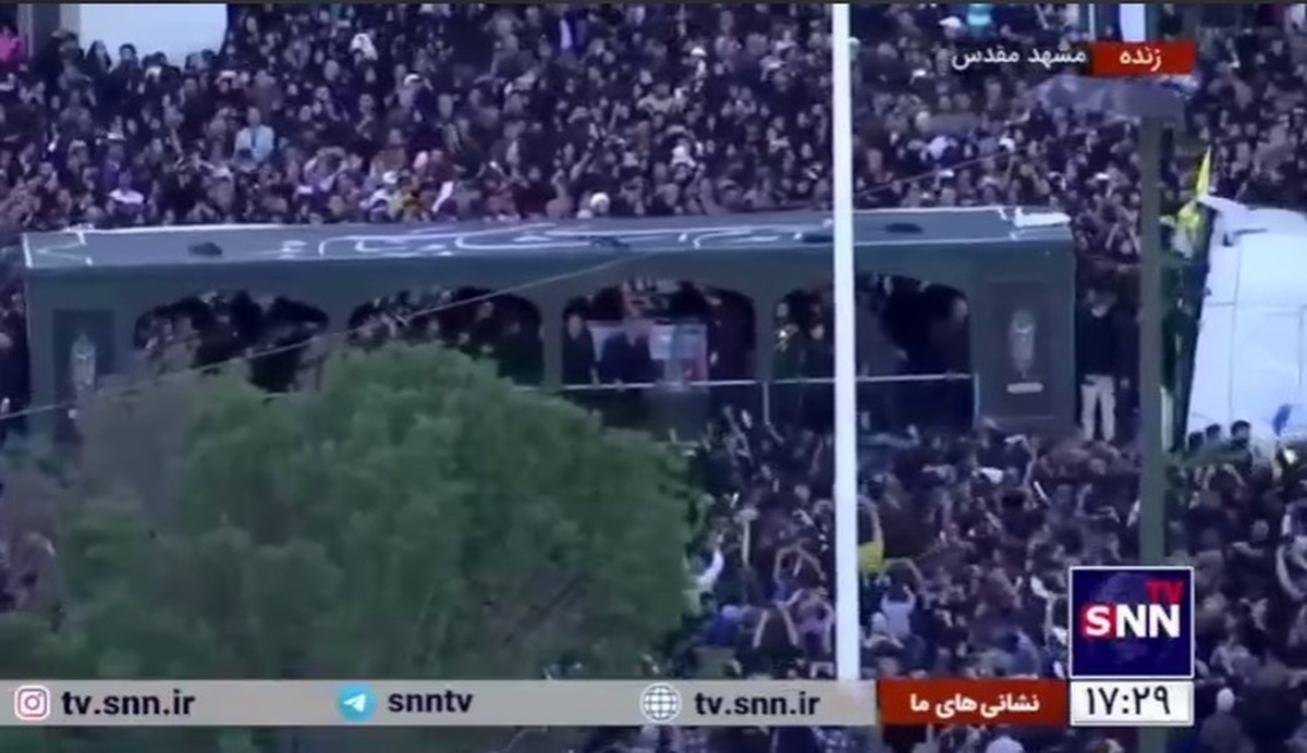 خودروی حامل پیکر شهید آیت‌الله رئیسی به حرم مطهر رسید