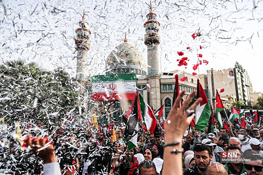 استقبال از خانواده شهدای غزه در میدان فلسطین تهران