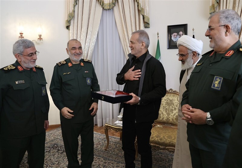 دیدار فرماندهان سپاه با پزشکیان / پرچم حرم حسینی هدیه داده شد + عکس
