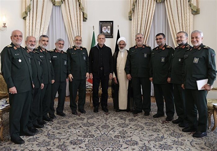دیدار فرماندهان سپاه با پزشکیان/ پرچم حرم حسینی هدیه داده شد + عکس