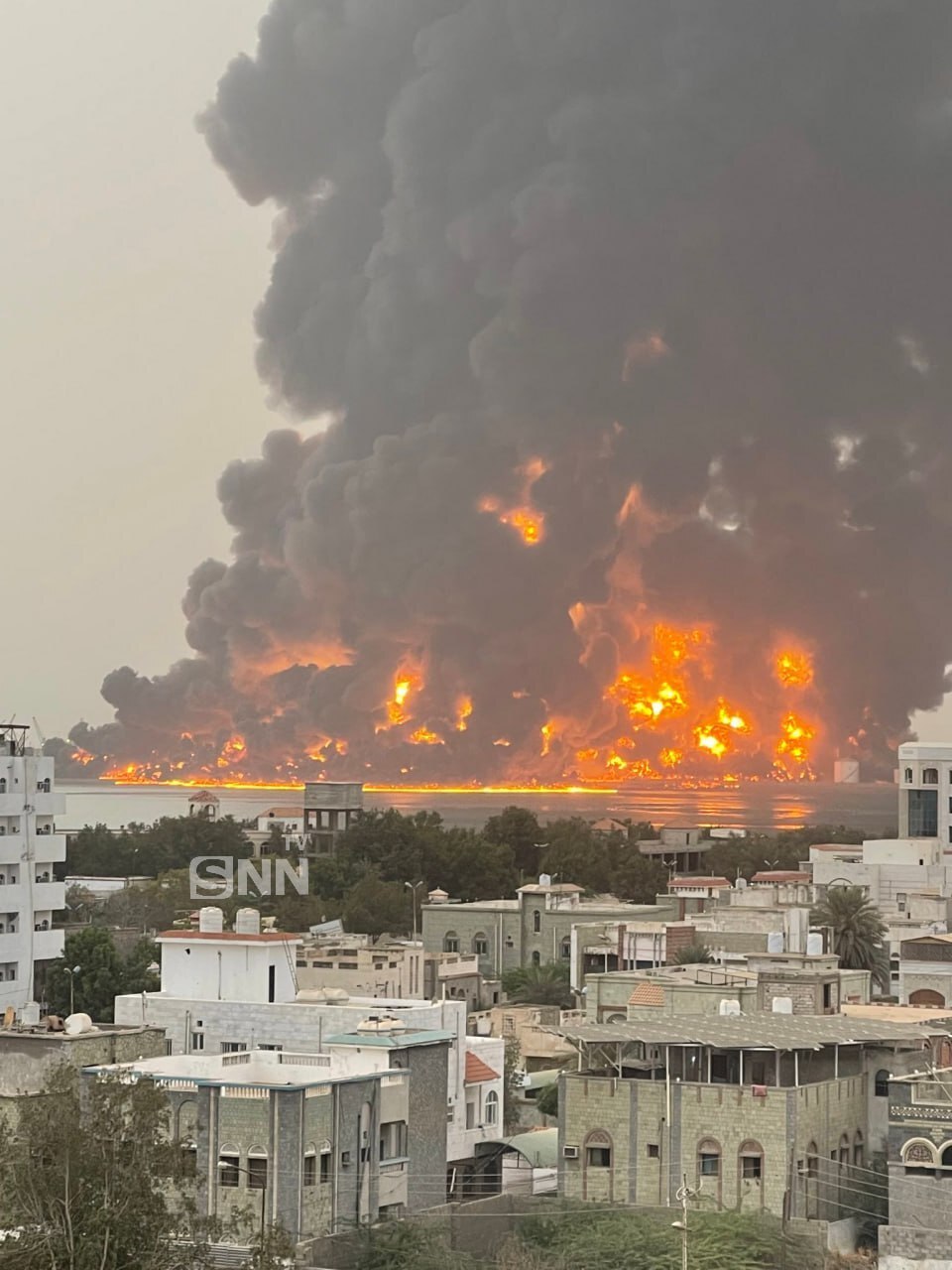 حمله اسرائیل به مخازن نفتی بندر الحدیده یمن / وزارت بهداشت یمن: تعدادی از افراد شهید و مجروح شدند