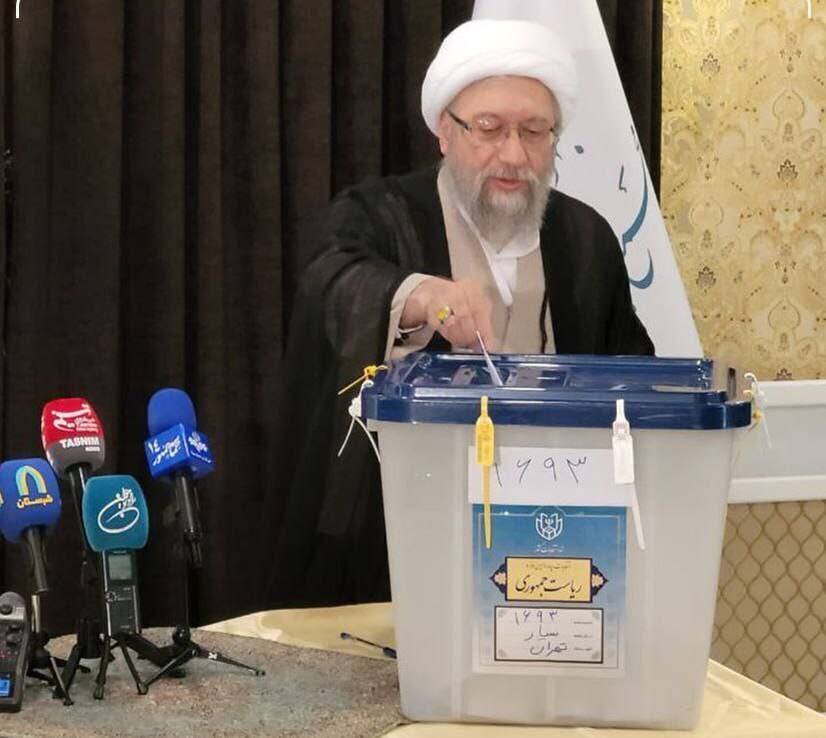 رئیس مجمع تشخیص مصلحت نظام رای خود را به صندوق انداخت