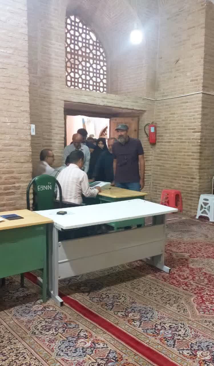 زمان اخذ رای در کلیه شعب ۲ ساعت تمدید شد / حضور پرشور ایرانیان خارج از کشور در انتخابات + فیلم