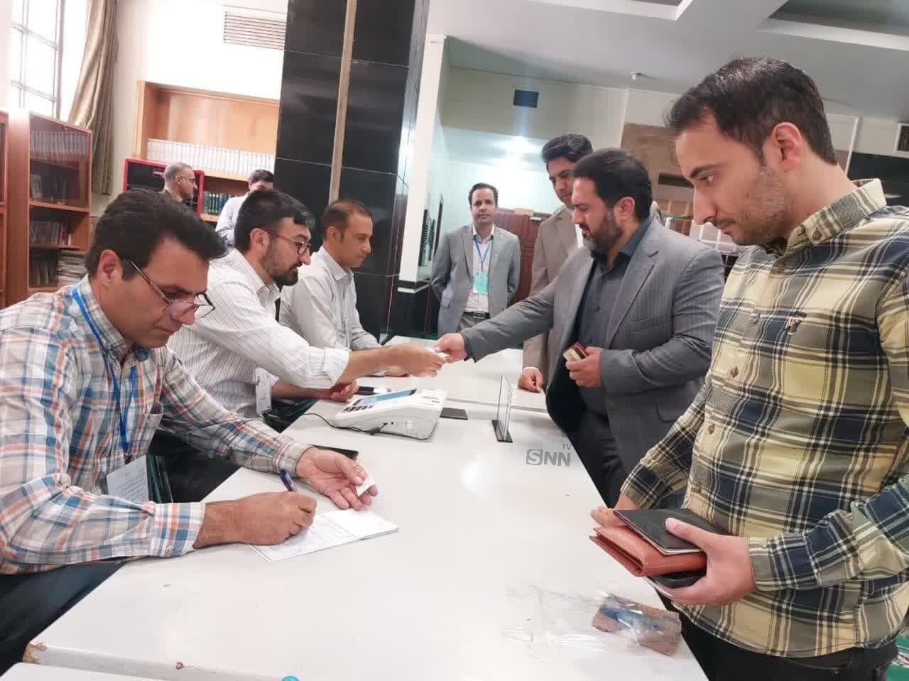 زمان اخذ رای در کلیه شعب ۲ ساعت تمدید شد / حضور پرشور ایرانیان خارج از کشور در انتخابات + فیلم